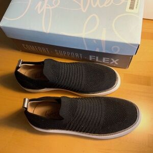 Lifestride Navigate.Slip on sneakers. Sz 5 1/2 Black